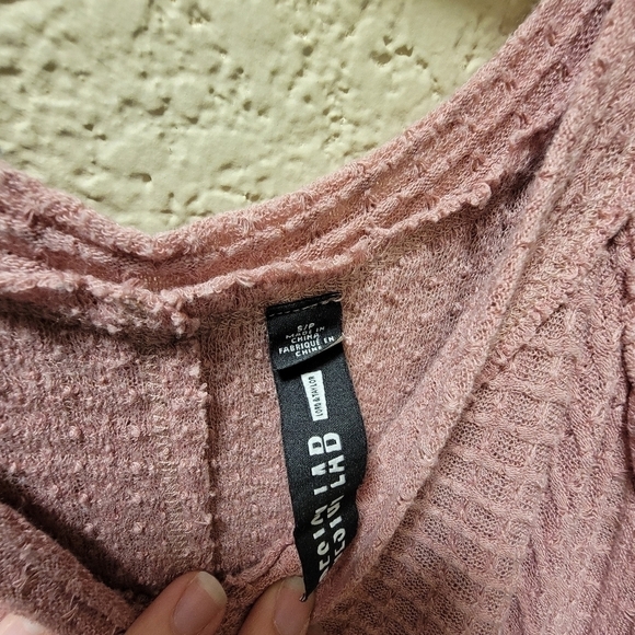 Design Lab Distressed Waffle Knit Cold Shoulder Top, Dusty Rose Color, Size S - Picture 4 of 7
